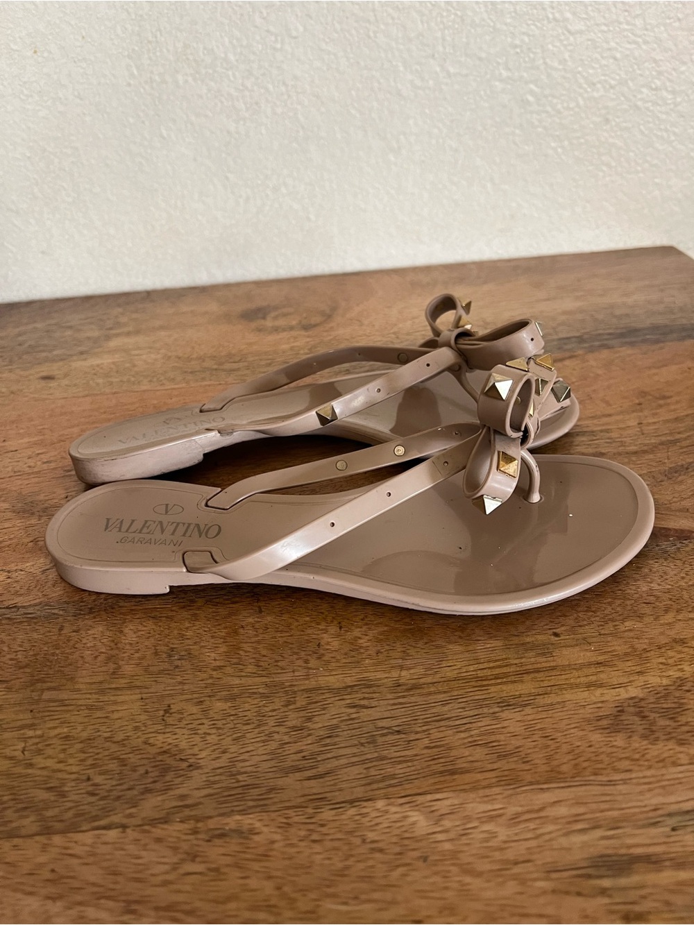 VALENTINO GARAVANI Rockstud Bow Jelly Flip Flop Thong Slide Sandals Poudre Sz 37
